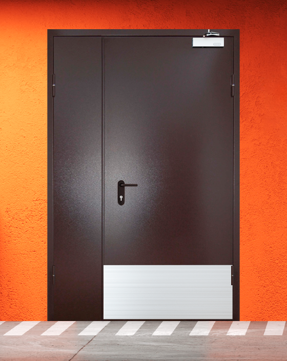 Противопожарная полуторная коричневая дверь порошковым напылением EIS 60 с широким отбойником