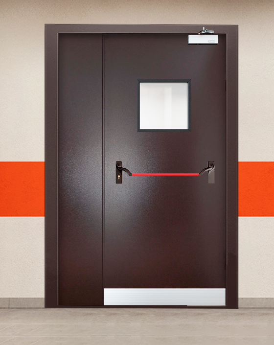 Противопожарная полуторная коричневая дверь порошковым напылением EIS 90 с ручкой антипаника, квадратным окном, узким отбойником