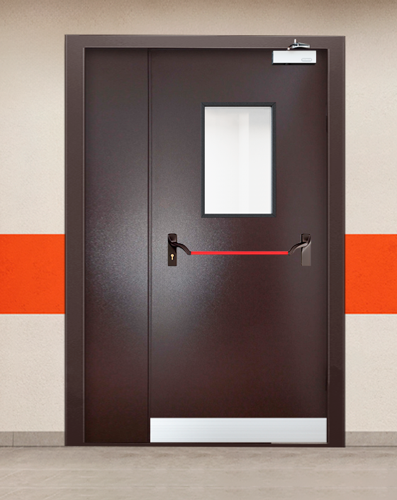 Противопожарная полуторная коричневая дверь порошковым напылением EIS 90 с ручкой антипаника, прямоугольным окном, узким отбойником